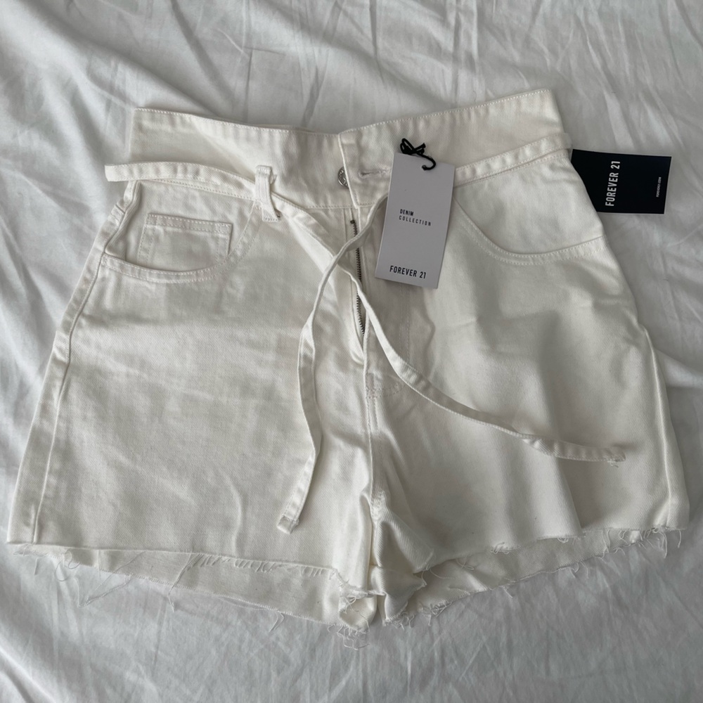 NWT Forever 21 White High-Rise Denim Shorts size 27